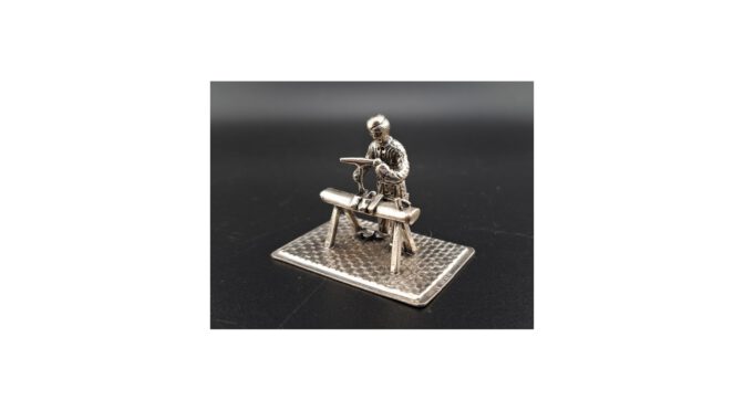 Miniatuur zilver, de klompenmaker, Herman Hooijkaas - 1991 - Het Wagenwiel Antiek (8a)