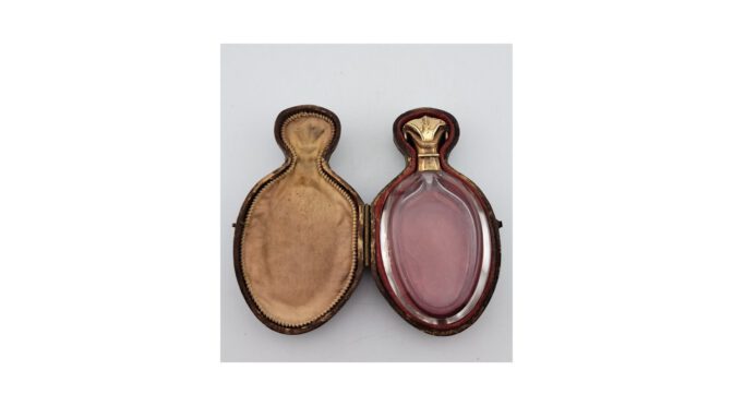 Antiek parfumflesje in foedraal, kristal met 14k goud, ca.1840.