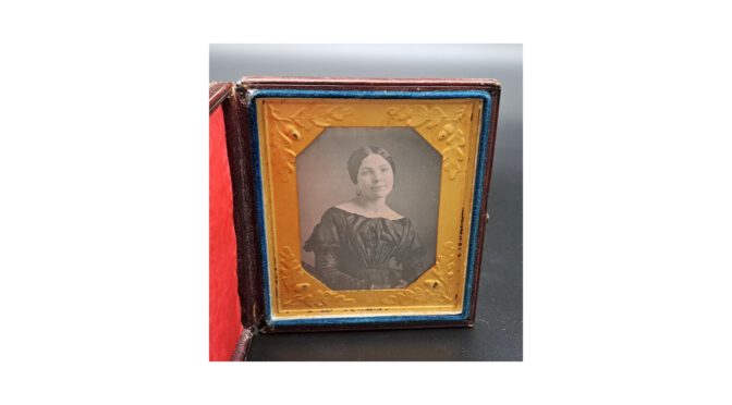 Antieke daguerreotypie, dame in zwarte jurk, ca 1840 – 1860