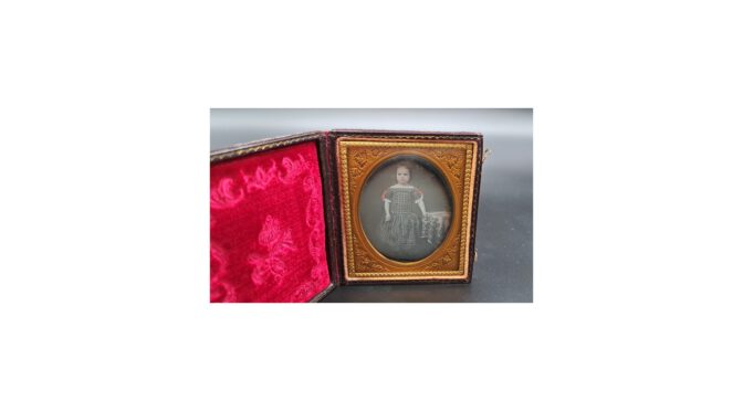 Antieke daguerreotypie, meisje in jurk, ca 1840 – 1860.