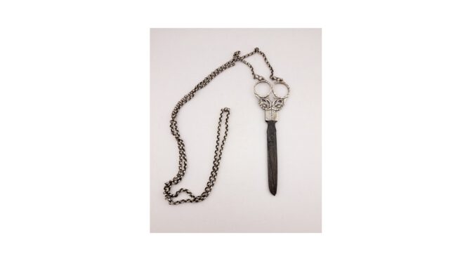 Antieke naaischaar met zilveren ketting, ca.1840 (HZG1684) - Het Wagenwiel Antiek (1a)