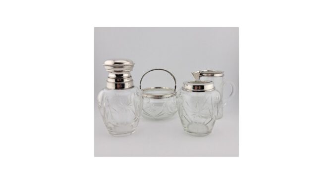 Antieke theeset, 4-delig, theebus, roomkan, suikerpot en lepelvaasje, kristal met zilver, ca. 1900.