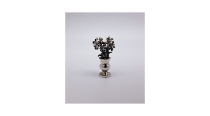 Miniatuur zilver, vaasje met bloemen, 20e eeuw.