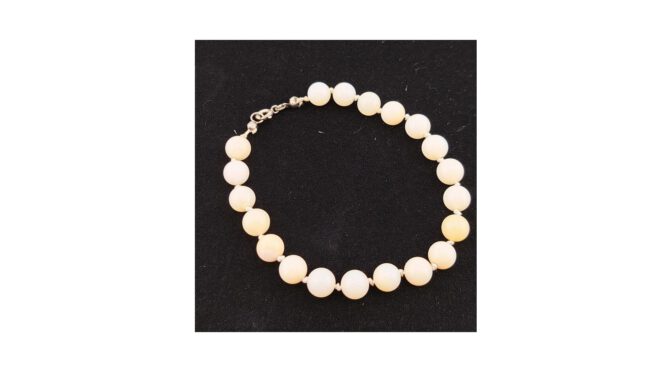 Armband met witte agaath en zilver slot.