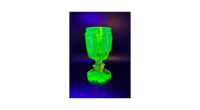 Antieke gelegenheidsglas, gegraveerd met plaatsen uit Duitsland, uraniumglas, 19e eeuw.