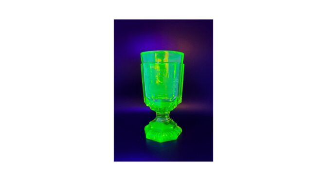 Antieke gelegenheidsglas met optiek, uraniumglas, 19e eeuw (HGL479.04) - Het Wagenwiel Antiek (4a)