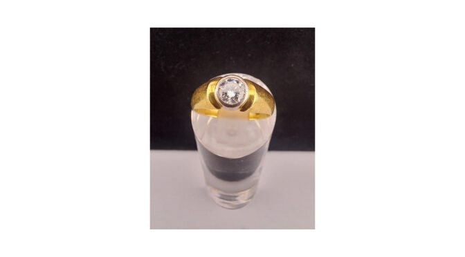 Ring 18k goud met 0,43 ct. diamant.
