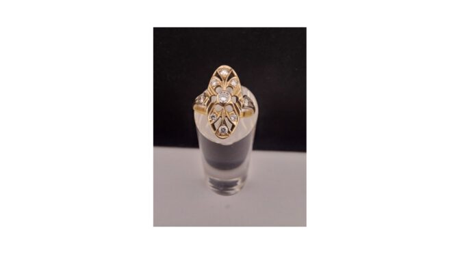 Ring, 18k goud met 9 diamanten, ca. 1930.