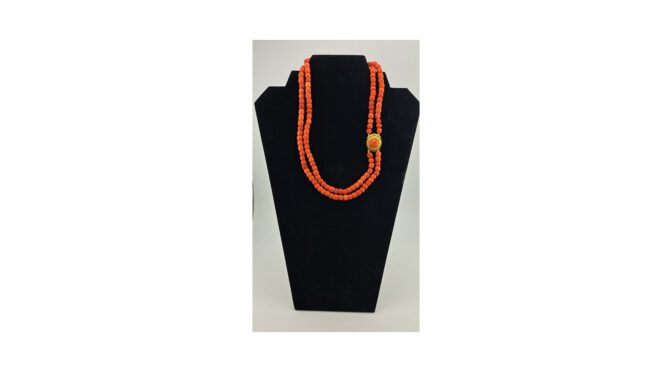Antieke bloedkoralen collier met 14k gouden slot, ca.1900.