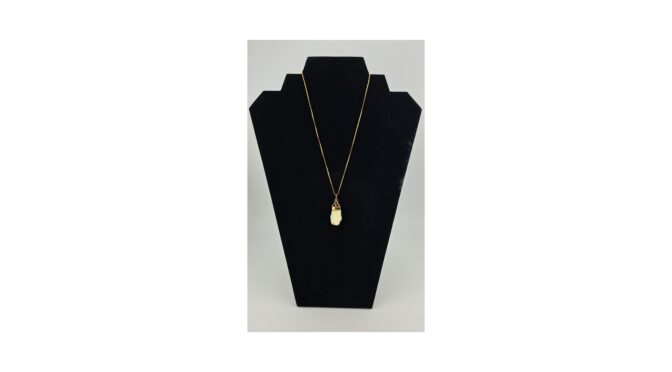 Ketting 14k goud met antieke hanger 14k goud en witte jade.