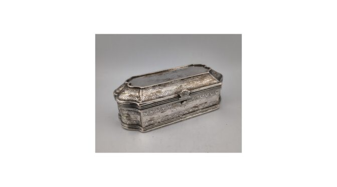 Antieke tabaks- of betelnootdoos, zilver, Sumatra, eind 18e eeuw, begin 19e eeuw.