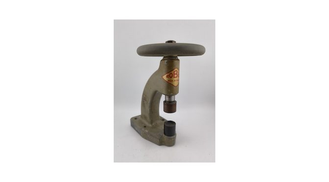 Horlogemakers gereedschap, kast sluiter – glas plaatser, Frankrijk, ca.1950.