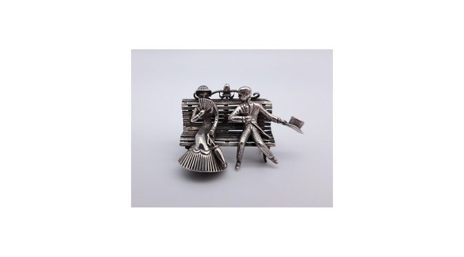 Miniatuur samen op het bankje, zilver, van Niekerk, Schoonhoven, ca.1970 (HZG1671.20) - Het Wagenwiel Antiek (1a)
